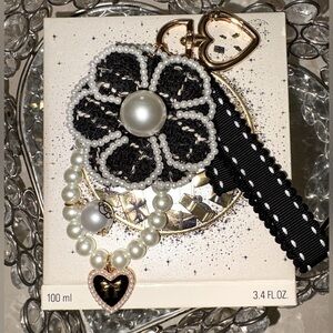 Camellia Flower Bag charm/Key chain 🤍🖤